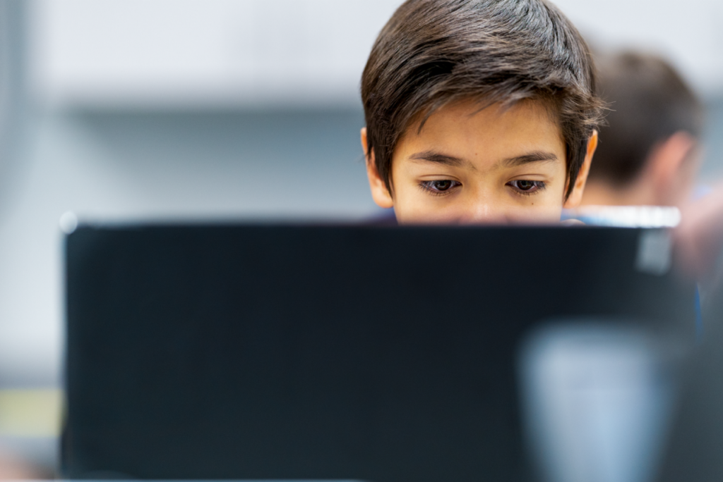 Micron Chip Camp Boy looking at computer Gaming im Autismus-Spektrum
